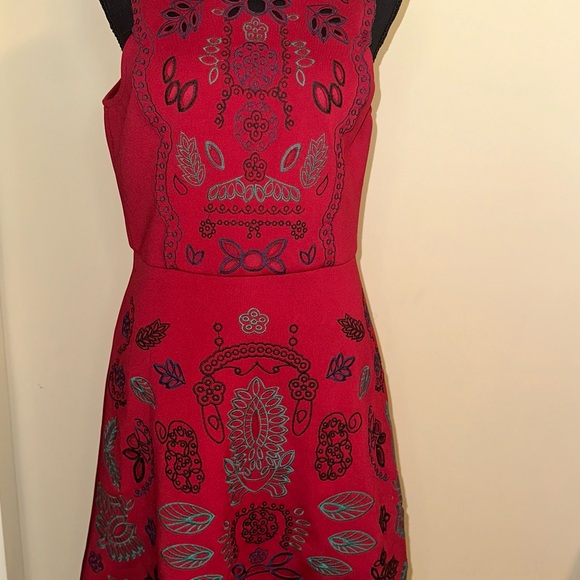 FRANCESCA’s Maile red scalloped edge runway dress - Picture 4 of 4